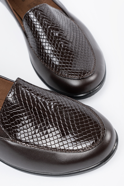 Sapatos cor de marrom com plataforma