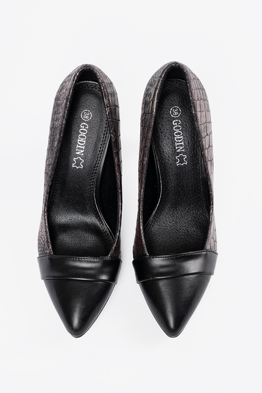 Sapatos pretos com estampa de cobra