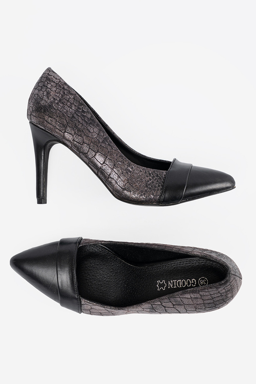 Sapatos pretos com estampa de cobra