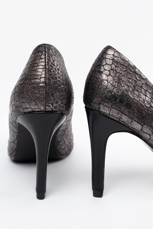 Sapatos pretos com estampa de cobra