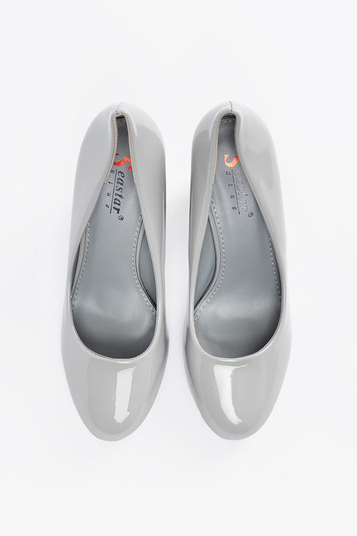 Sapatos de salto envernizados cinzas Sapatos de salto envernizados cinzas