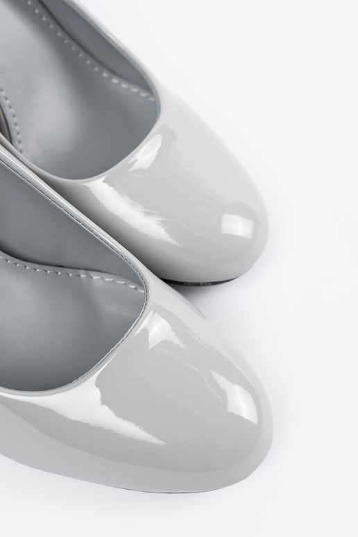 Sapatos de salto envernizados cinzas Sapatos de salto envernizados cinzas