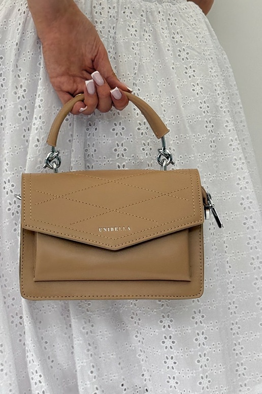 Bolsa em tom de marfim pouco elegante...