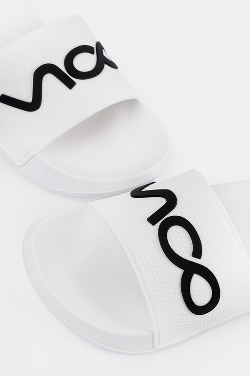 cor branca Chinelos com uma nota