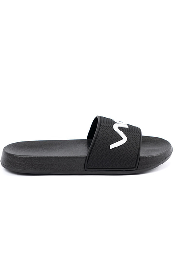 cor preta Chinelos com uma nota 2