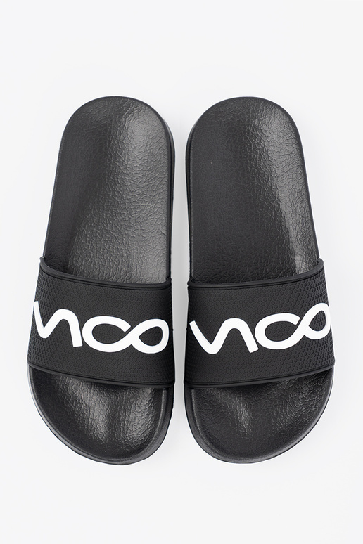 cor preta Chinelos com uma nota