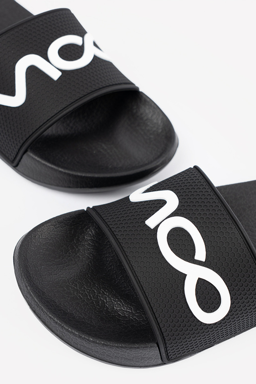 cor preta Chinelos com uma nota