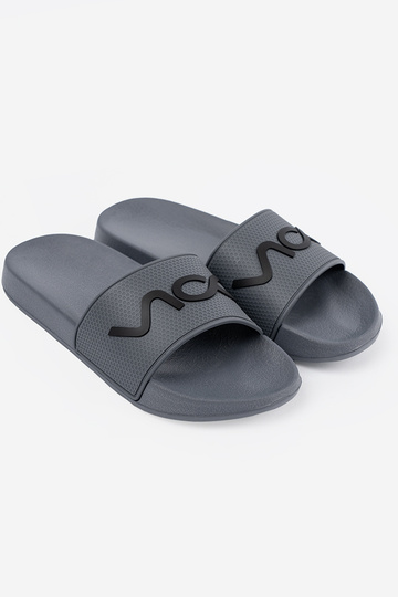 cor cinza Chinelos com uma nota