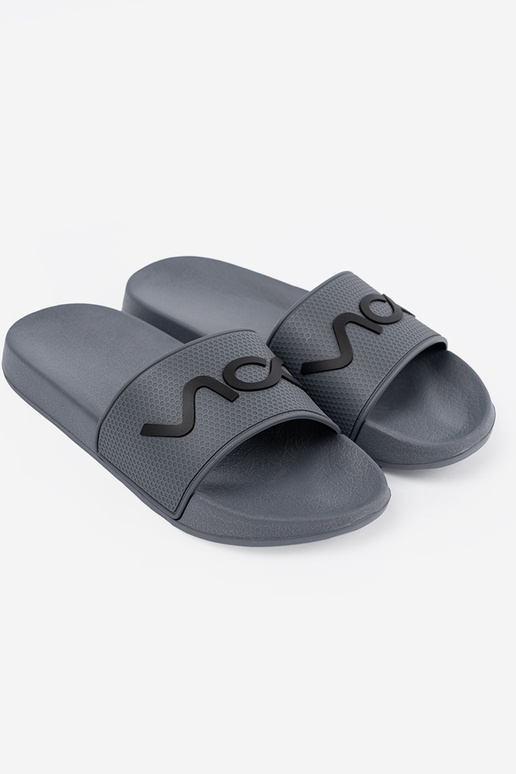 cor cinza Chinelos com uma nota