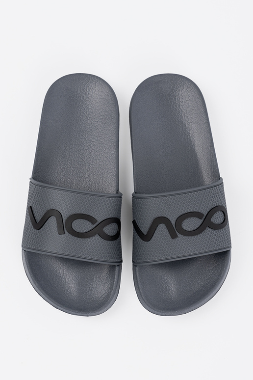 cor cinza Chinelos com uma nota