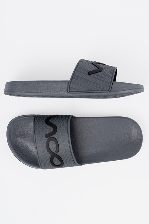 cor cinza Chinelos com uma nota