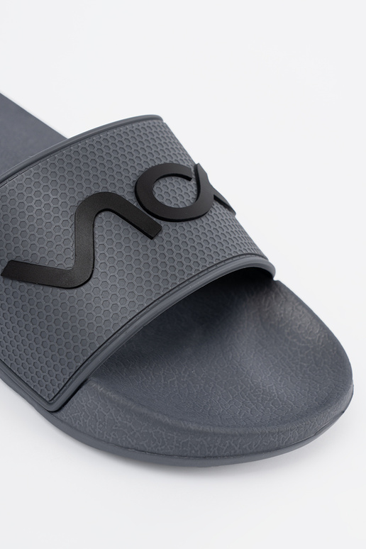 cor cinza Chinelos com uma nota