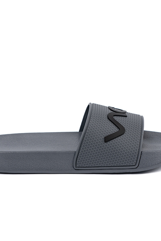 cor cinza Chinelos com uma nota