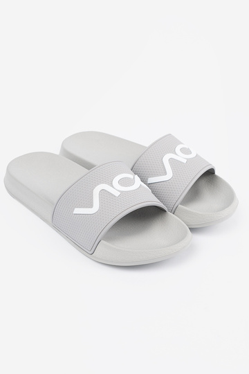 cor cinza Chinelos com uma nota