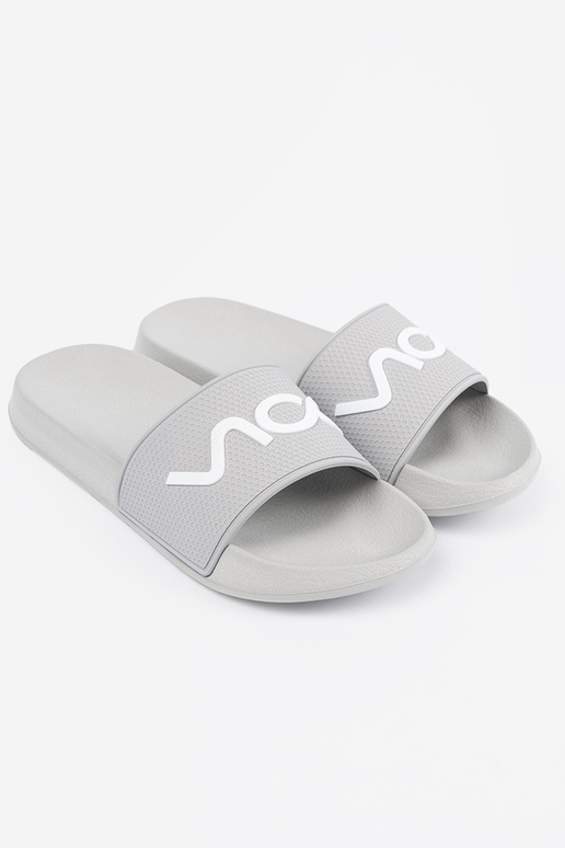 cor cinza Chinelos com uma nota