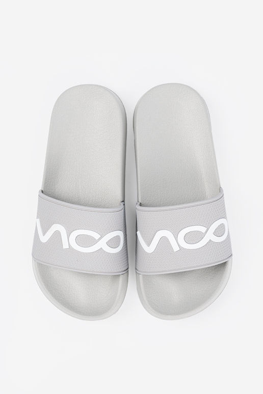 cor cinza Chinelos com uma nota