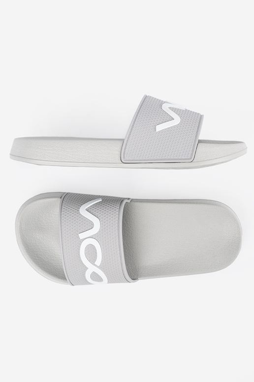 cor cinza Chinelos com uma nota