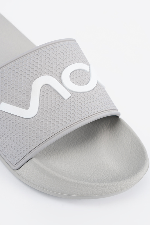 cor cinza Chinelos com uma nota