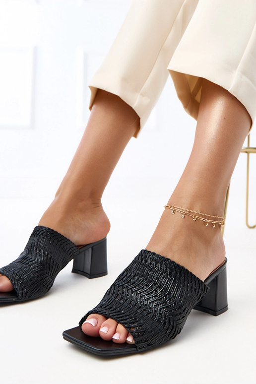 Chinelos pretas de salto com tiras...