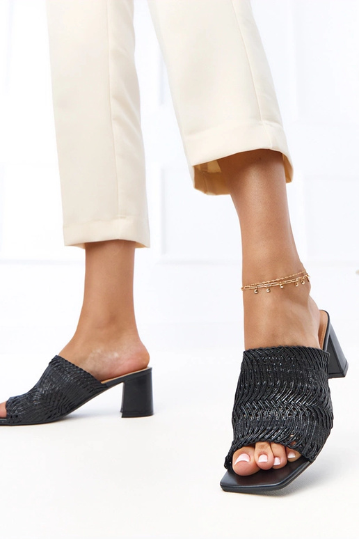 Chinelos pretas de salto com tiras...