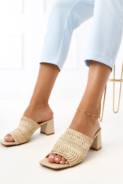 Chinelos bege de salto com tiras...