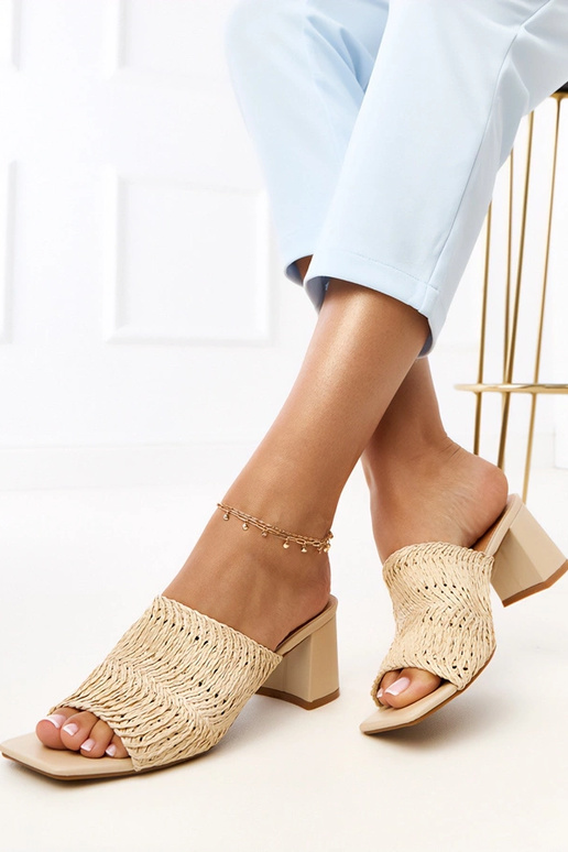 Chinelos bege de salto com tiras...