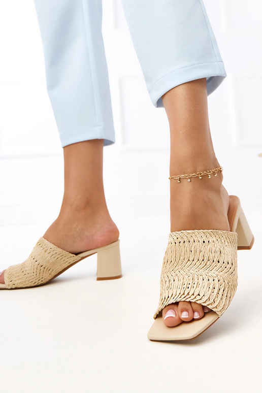 Chinelos bege de salto com tiras...