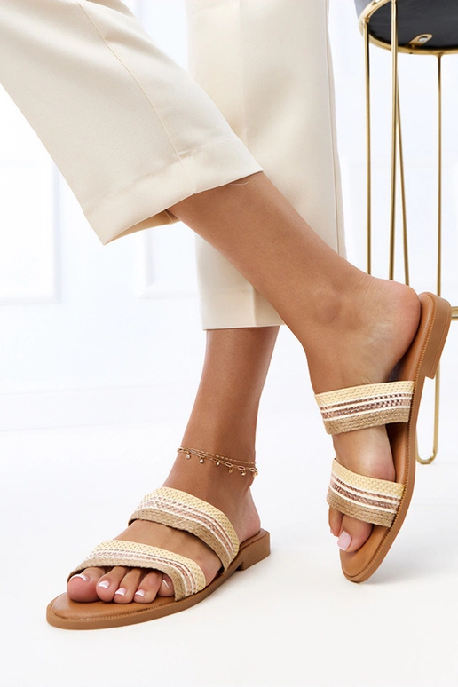 Chinelos bege femininos com tiras...