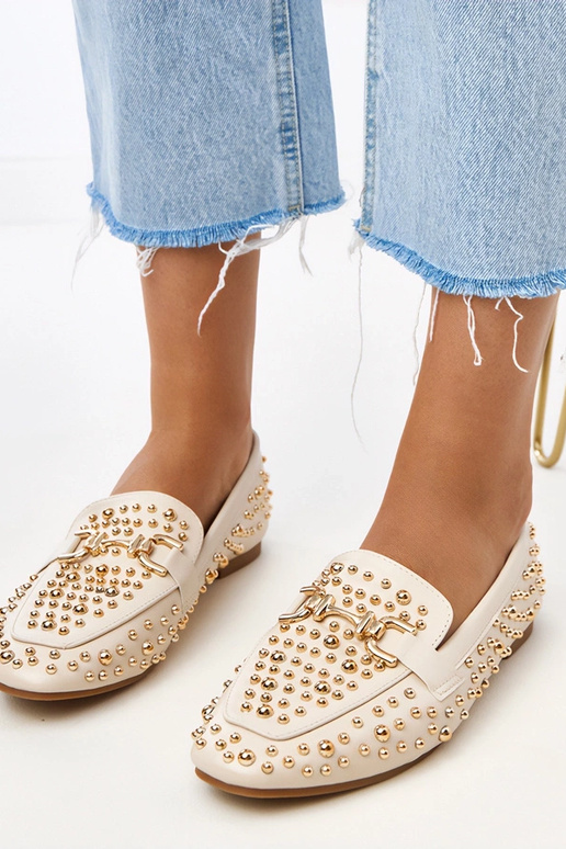 Mocassins bege decorados com tachas Lea