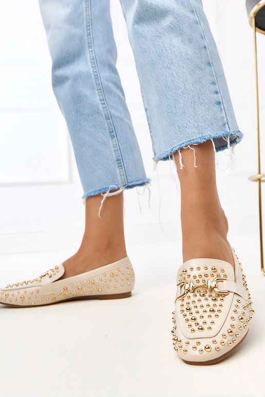 Mocassins bege decorados com tachas Lea