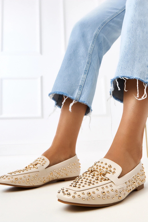 Mocassins bege decorados com tachas Lea