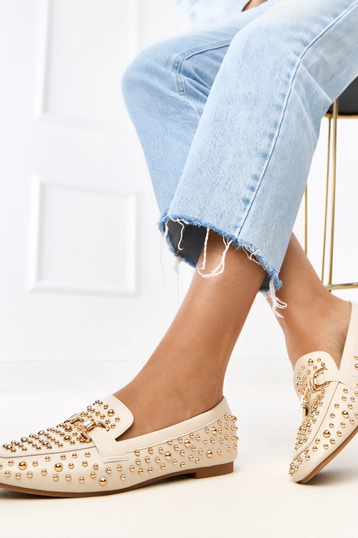 Mocassins bege decorados com tachas Lea