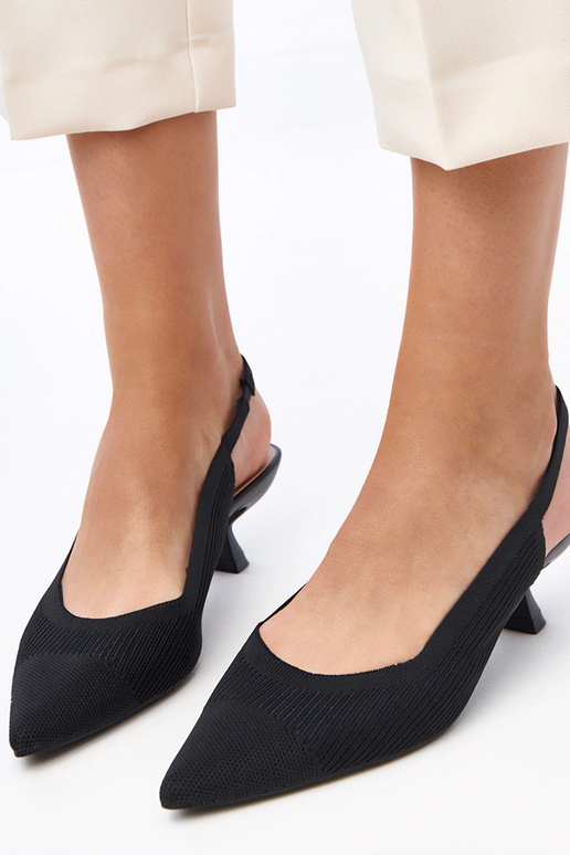 Sapatilhas pretas de tecido com salto...