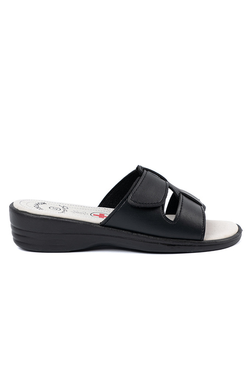 Chinelos mulheres cor preta em uma cunha