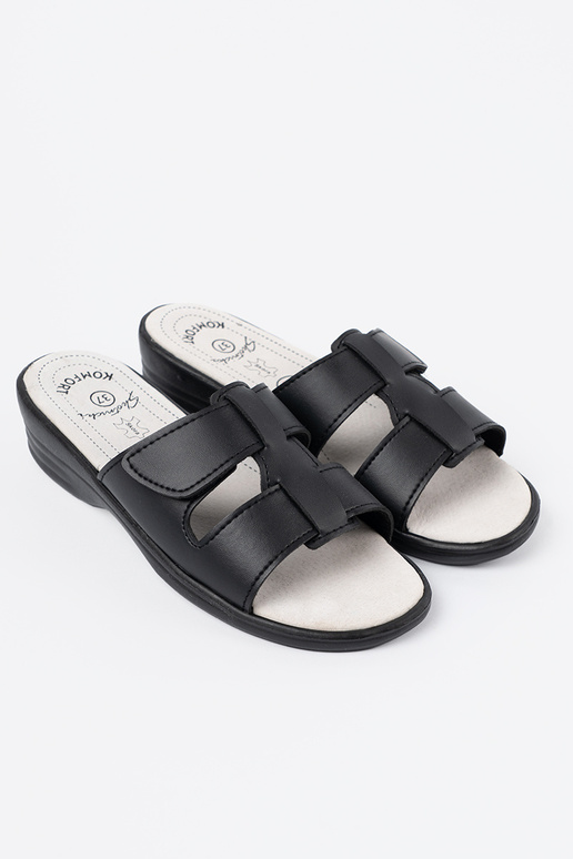 Chinelos mulheres cor preta em uma cunha