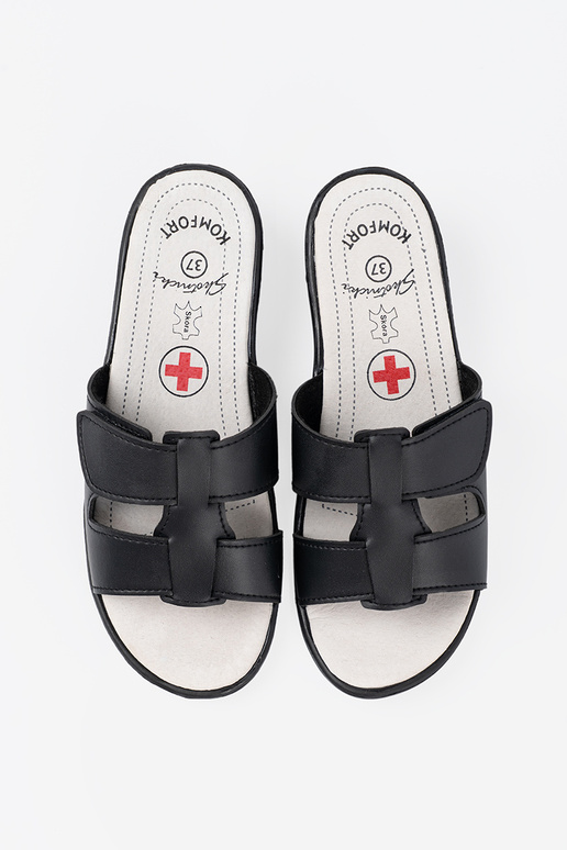 Chinelos mulheres cor preta em uma cunha