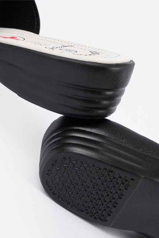 Chinelos mulheres cor preta em uma cunha