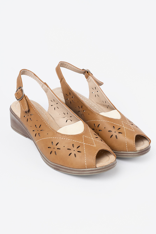 cor caramelo a céu aberto sandálias em uma cunha