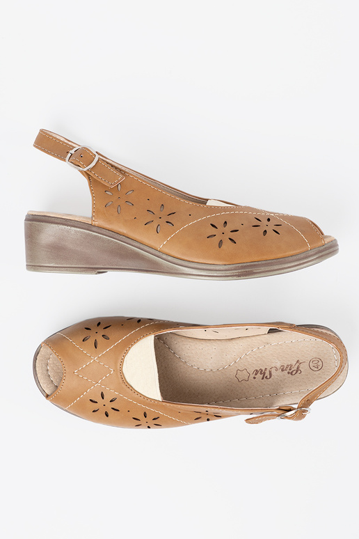 cor caramelo a céu aberto sandálias em uma cunha