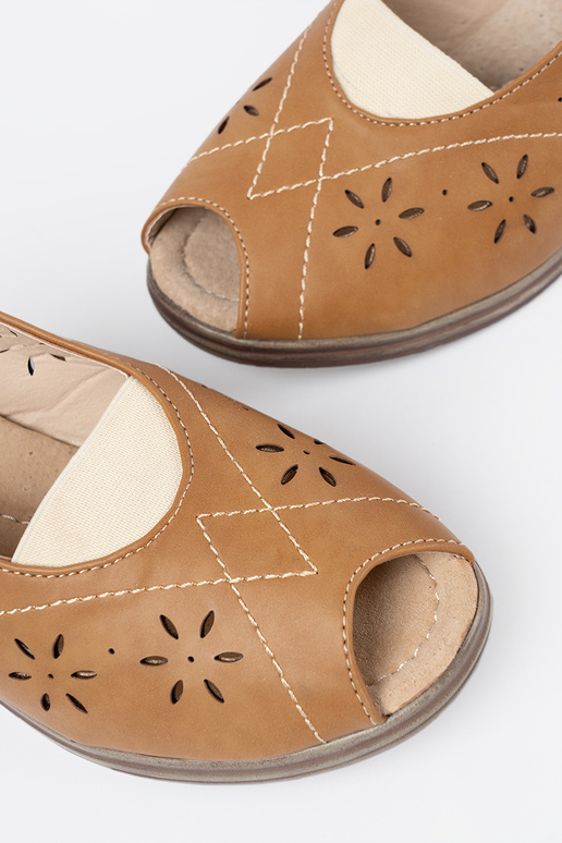 cor caramelo a céu aberto sandálias em uma cunha