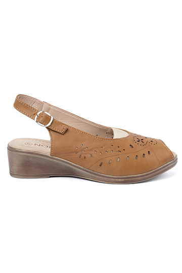 com elementos abertos sandálias karmeloParae em uma cunha 2