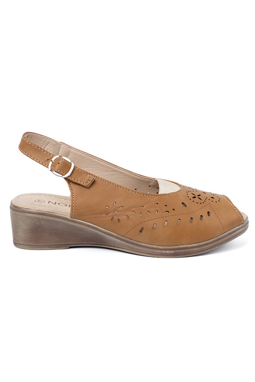 com elementos abertos sandálias karmeloParae em uma cunha