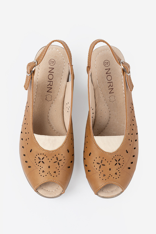 com elementos abertos sandálias karmeloParae em uma cunha