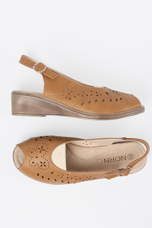 com elementos abertos sandálias karmeloParae em uma cunha