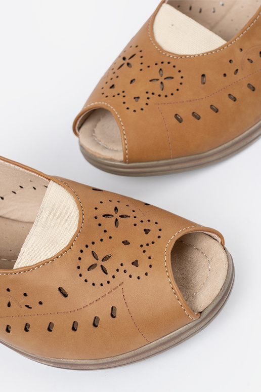 com elementos abertos sandálias karmeloParae em uma cunha