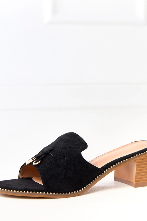 Chinelo preto de salto com enfeite na...