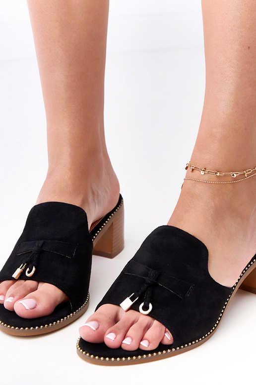 Chinelo preto de salto com enfeite na...