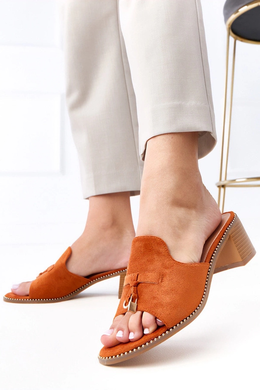 Chinelo marrom de salto com enfeite...