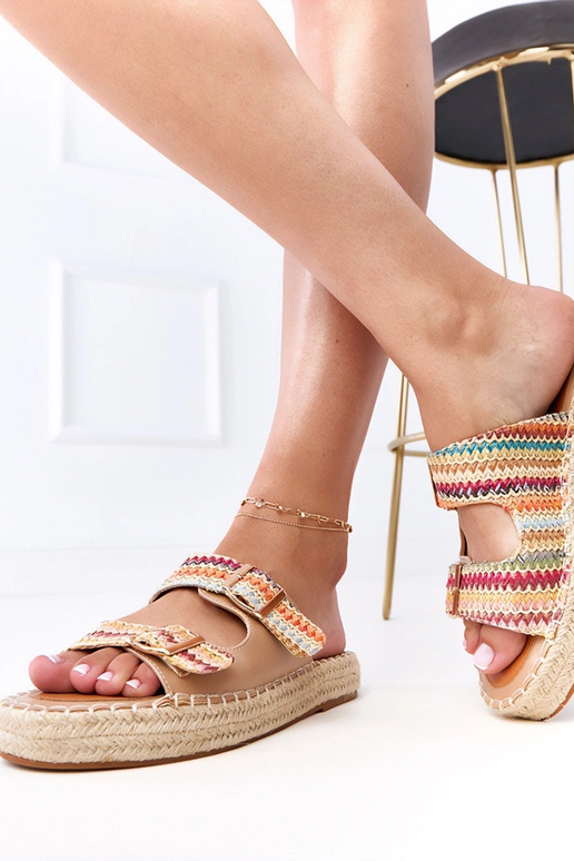 Chinelas azuis de crochê com tiras...