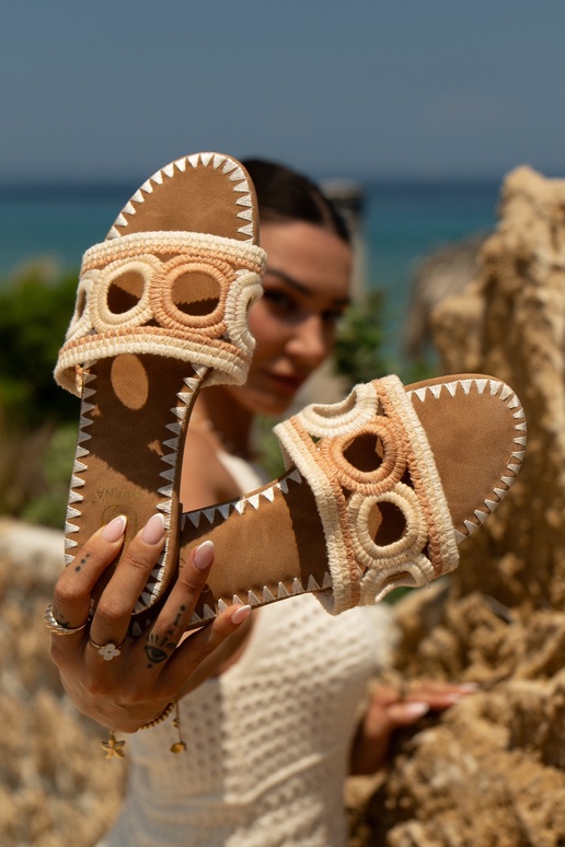 Chinelos femininos trançados com...